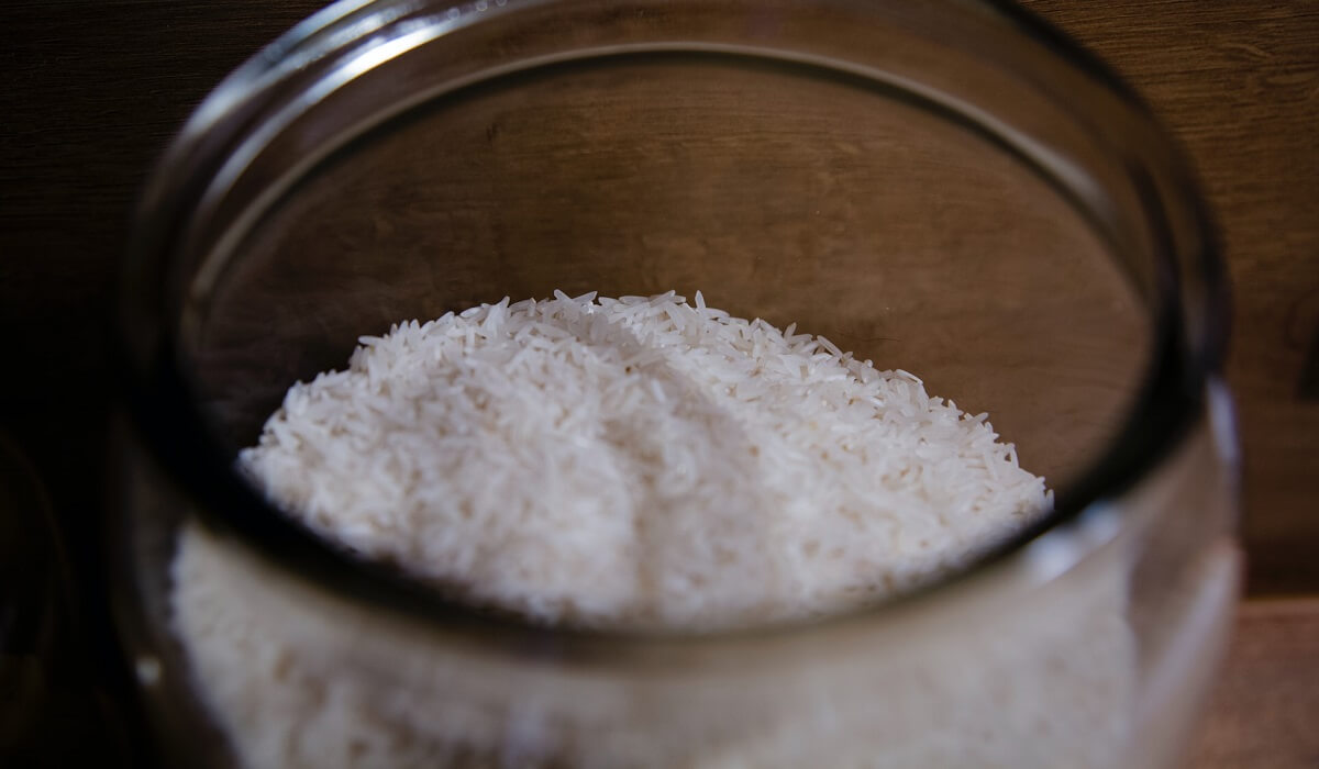 Белый рис в прозрачном стеклянном контейнере
