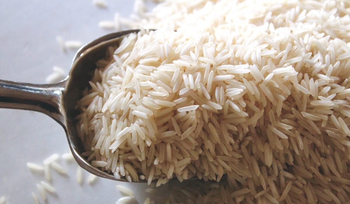 Ложка, наполненная рисом на столе